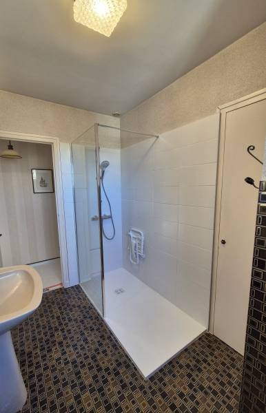 Rénovation d'une salle de bains avec le remplacement de la baignoire par une douche complète à VINZELLES (71680)