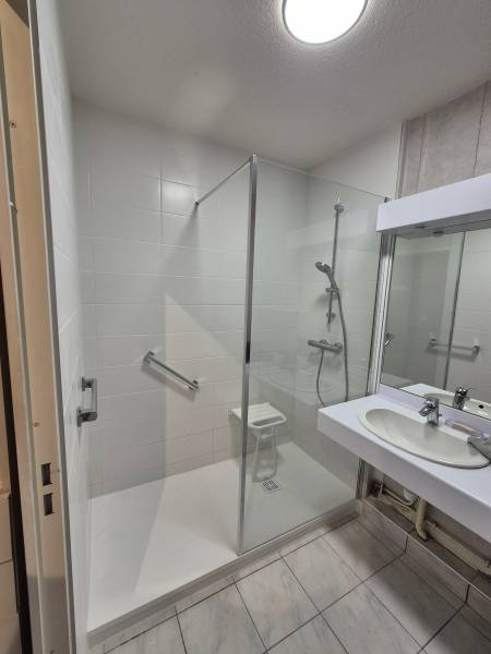 Rénovation d'une Salle de Bain avec mise en place d'une douche en remplacement d'une baignoire à MACON (71000)