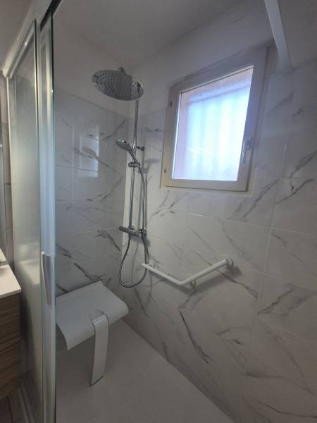 Rénovation d'une salle de bains avec le remplacement de la baignoire par une douche complète à SENOZAN (71260)