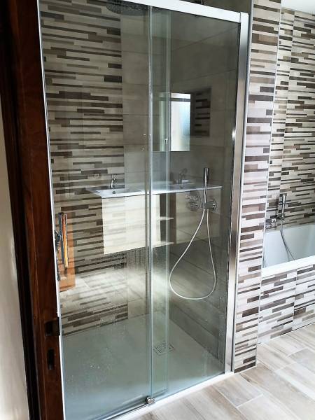 Mise en place d'une douche avec paroi