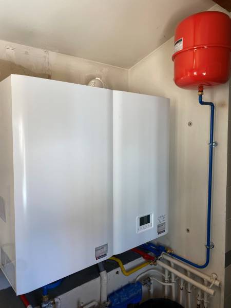 Installation d'une chaudière gaz à condensation FRISQUET Hydromotrix avec un ballon de 120L à CHEVAGNY LES CHEVRIERES
