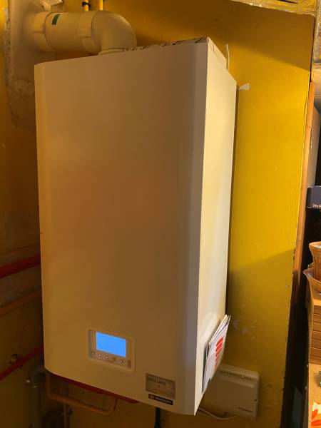 Installation d'une chaudière gaz à condensation FRISQUET Hydromotrix 32 Kw à SAINT ETIENNE SUR REYSSOU