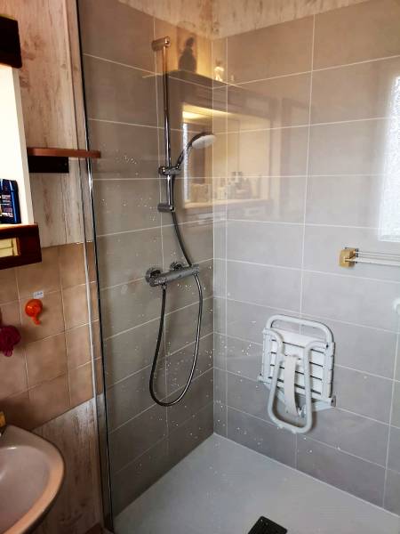 Paroi de douche avec colonne de douche