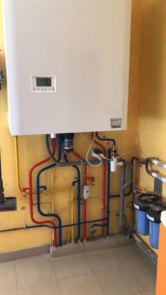 Installation d'une chaudière gaz à condensation FRISQUET Hydroconfort 20Kw avec un ballon de 80L intégré sur la commune de CRECHES SUR SAONE (71680)