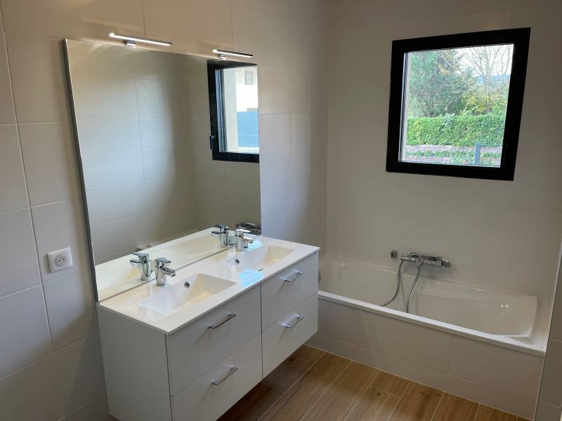 Salle de bain à SAINT MAURICE DE SATONNAY (71460)