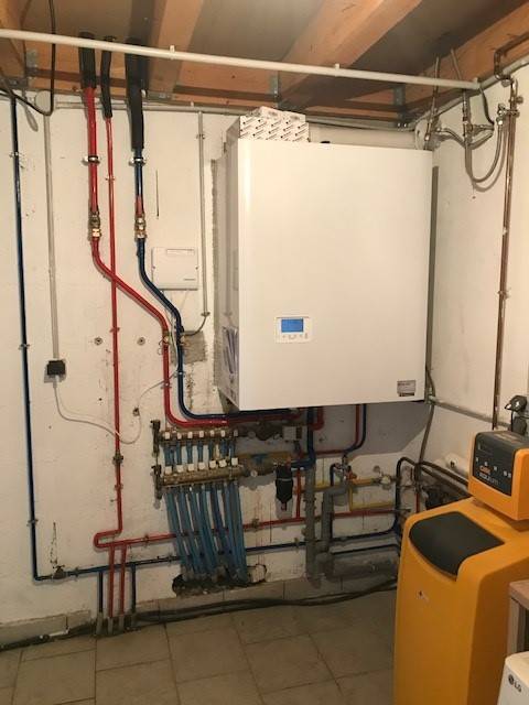 Installation d'une chaudière gaz à condensation FRISQUET Hydroconfort 20Kw avec un ballon de 80L à MANZIAT