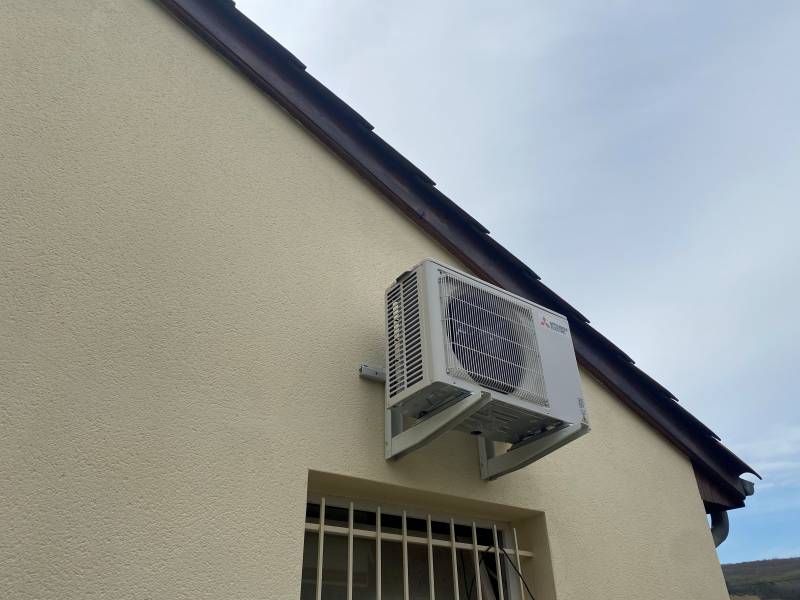 Groupe extérieure sur système de climatisation MITSUBISHI bi-splits à VIRE (71260)