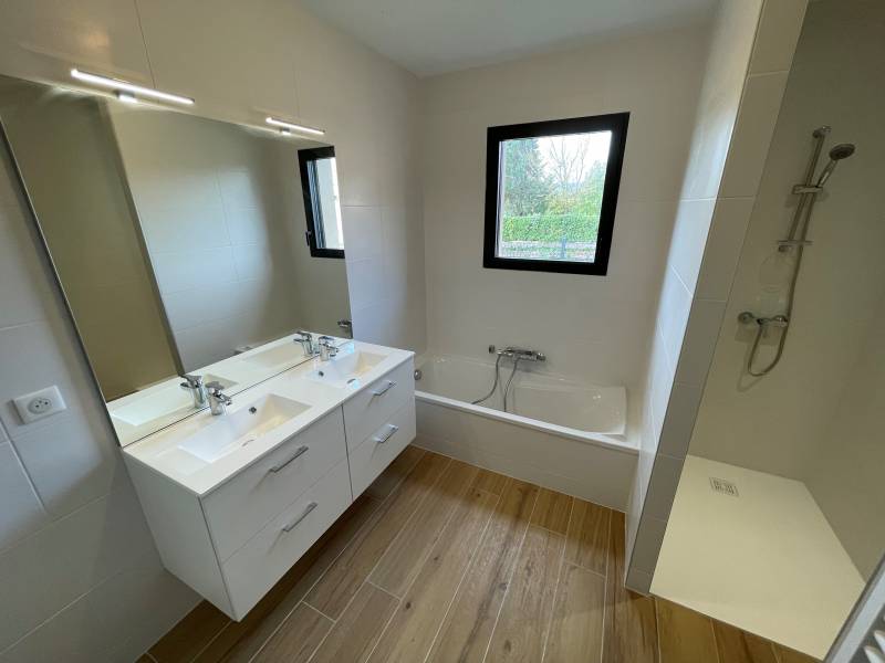 Salle de bain à SAINT MAURICE DE SATONNAY (71460)