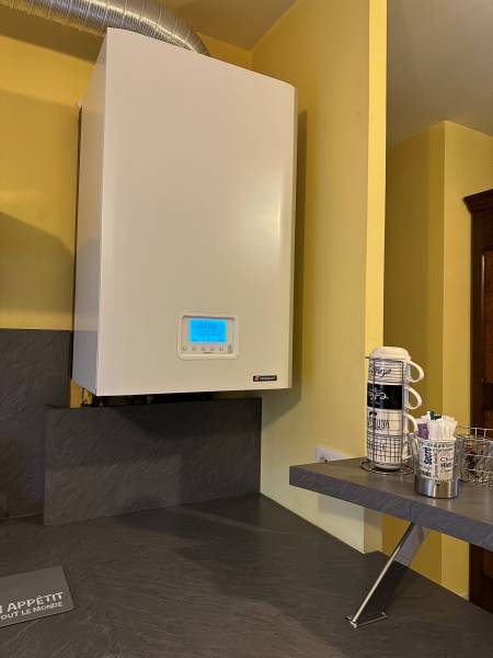 Installation d'une Chaudière  GAZ Frisquet Hydromotrix Evolution VMC  25KW sur la commune de SAINT LAURENT SUR SAONE (01750)