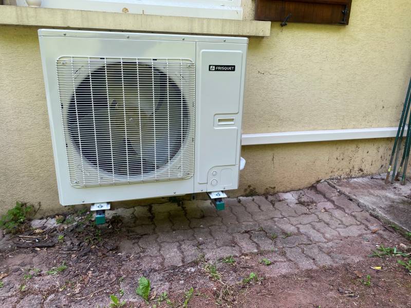 Groupe extérieur sur installation d'une PAC FRISQUET à PIERRECLOS