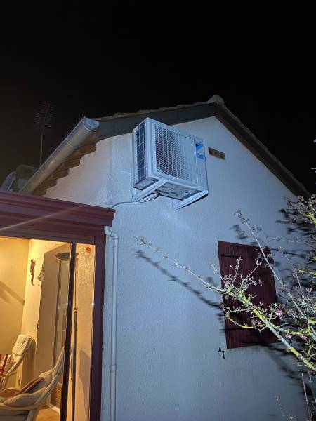 Groupe extérieur sur système de climatisation DAIKIN bi-splits à CLUNY