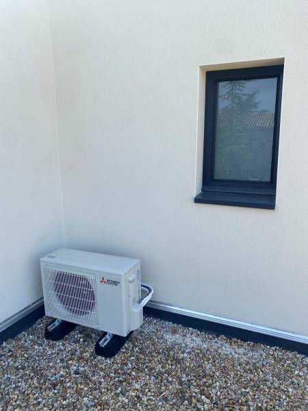 Installation d'un groupe extérieur sur système de climatisation mono-splits à CHEVAGNY LES CHRVRIERES (71960)