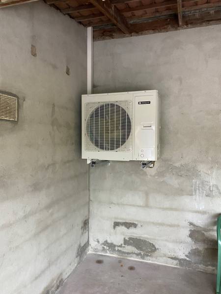 Groupe extérieur sur installation d'une PAC FRISQUET TEAMAO à OZAN (01190)