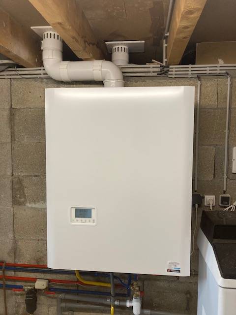 Installation d'une chaudière gaz à condensation FRISQUET Hydroconfort 20Kw avec un ballon de 80L à CRECHES SUR SAONE