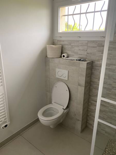 WC suspendu sur bâti-support  à SENOZAN (71260)