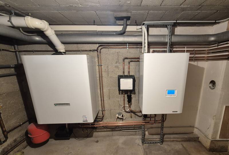 Installation d'une PAC FRISQUET TEAMAO 4 14KW en relève d'une chaudière gaz version hybride sur la commune de CHEVAGNY LES CHEVRIERES
