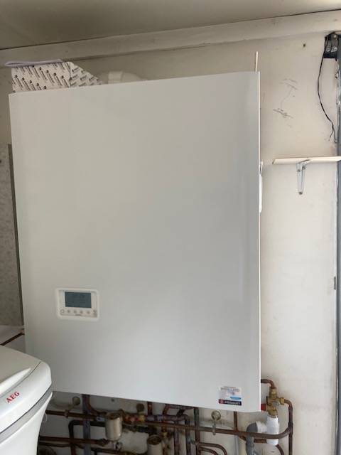 Installation d'une chaudière gaz à condensation FRISQUET Hydroconfort 20Kw avec un ballon de 80L ventouse à SENNECE LES MACON (71000)