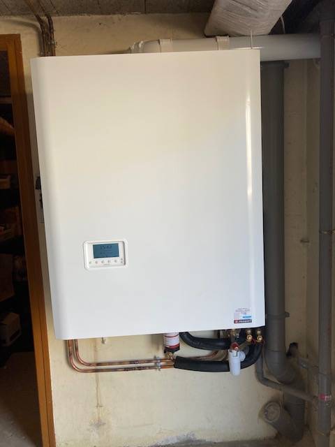 Installation d'une chaudière gaz à condensation FRISQUET Hydroconfort 20Kw avec un ballon de 80L intégré à CHEVAGNY LES CHEVRIERES (71960)