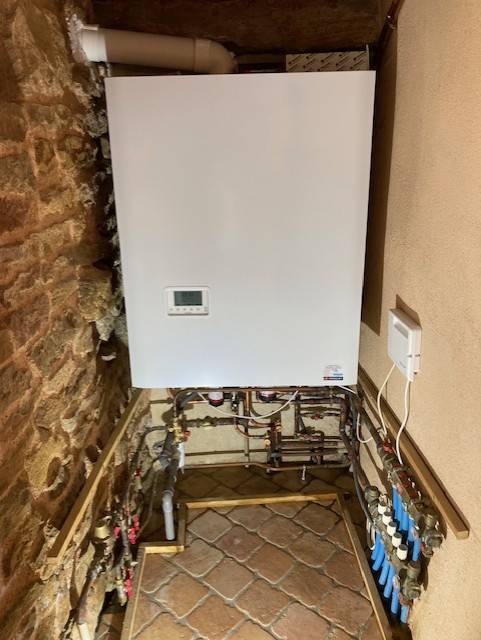 Installation d'une chaudière gaz à condensation FRISQUET Hydroconfort 20Kw avec ballon 80L à BUSSIERES (71960)