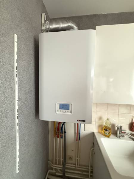 Installation d'une une Chaudière GAZ Frisquet Hydromotrix Evolution visio mixte VMC 25 KW à MACON (71000)