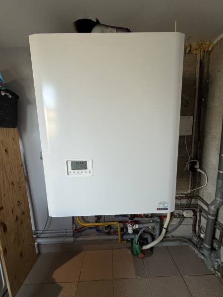 Installation d'une chaudière gaz à condensation FRISQUET Hydroconfort 20Kw avec un ballon de 80L intégré sur la commune de CRECHES SUR SAONE (71680)